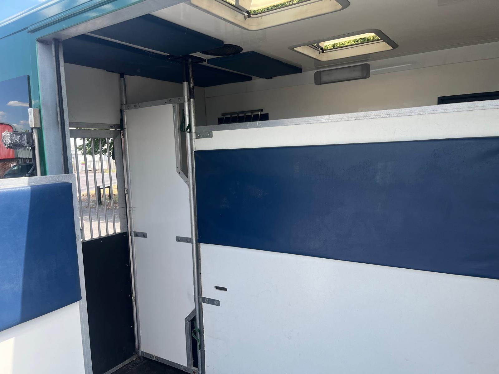 Padded partitions inside the horsebox